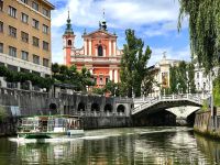 Mit diesen Booten kann man einen Ausflug in Ljubljana machen