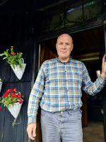 Jani, der Senner bewirtet uns und in der kleinen Stube ist es gemütlich warm