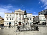 Das Rathaus auf dem Tartiniplatz und der Meister als Bronzestatue
