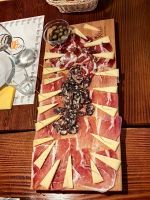 Wir werden mit hauseigenen Spezialitäten verwöhnt im Weingut Kralj, Koper