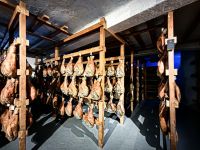 Hier lagern die Spezialitäten aus dem Karst