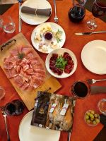 Schinken und Käse aus hauseigener Produktion, es schmeckt köstlich