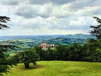 Blick vom Gonjace Aussichtsturm auf Brda und das Örtchen Smartno