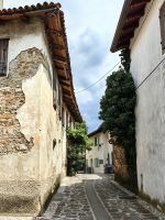 In Smartno sind die Gassen eng und verwinkelt