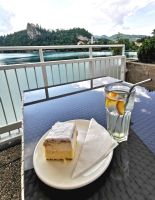 Berühmte Bleder Schnitte mit Blick auf die Burg und den See von Bled
