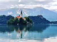 Postkartengleiche Ansicht vom Bleder See