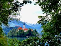 Am Bleder See, Marienkirche und im Hintergrund die Burg Bled