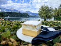 Der Klassiker in Bled, die Kremsnita, mit Blick auf den See, die Berge und die Burg Bled