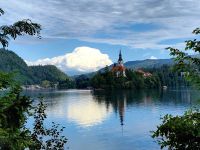 Beim Rundweg um den Bleder See kann man immer wieder tolle Ausblicke genießen