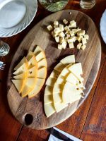 Wir verkosten Käse der jungen Sennerin Lucia Gartner