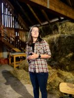 Lucia erklärt uns, wie der Käse hergestellt wird