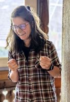 Lucia, die junge Sennerin erklärt uns, wie der leckere Käse gemacht wird