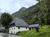 An der Kirche mit den Fresken von Tone Kralj