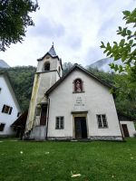 Kleine Kirche mit den Fresken von Tone Kralj in Trenta