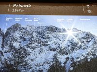 Heute ist alles wolkenverhangen und aus Verzweiflung müssen wir die Schautafel fotografieren, Vrsic Paß