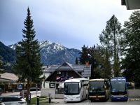 Unser Bus am Morgen in Kranjska Gora und der schneebedeckte Berg dahinter