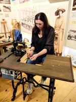 Ana zeigt uns, wie solch ein Kunstwerk entsteht, Domzale