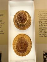 Verschiedene Arten, einen Strohhut zu flechten, der obere ist das älteste Modell in Domzale