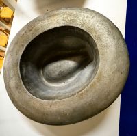 Mit Hilfe dieser schweren Aluminiumformen wird solch ein Hut in Form gebracht