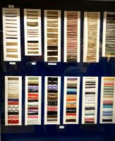 Oben Handgeflechte, unten gefärbte industriell hergestellte aus Plastik, Domzale