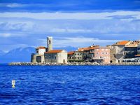 Piran mit den Julischen Alpen im Hintergrund