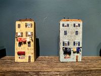 Eine Künstlerin aus Piran macht aus gesammeltem Treibholz streichholzschachtelkleine Kunstwerke