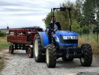 Mit dem Traktor geht's zum Weingut Kralj