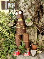 Kunstvolle Gartengestaltung aus Blechdosen, Stanjel