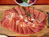 Wir schlemmen schweigend, Prsut bei Familie Scuka