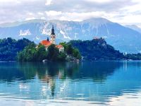 Insel im Bleder See mit der Marienkirche, im Hintergrund die Burg Bled