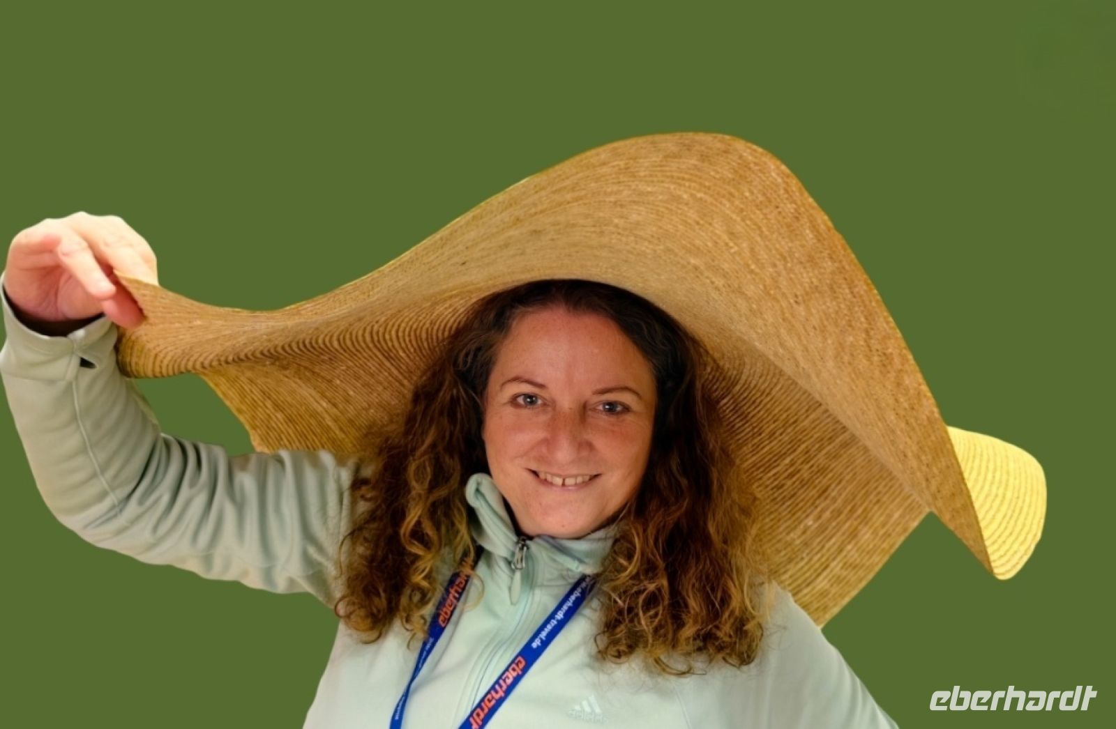 Reiseleiterin Simone mit einem Strohhut vom Feinsten im Museum in Domzale