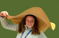 Reiseleiterin Simone mit einem Strohhut vom Feinsten im Museum in Domzale