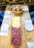 Wir verkosten die hausgemachten Spezialitäten auf einem Bauernhof im Bohijntal