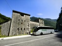Festung Kluze und unser Bus im Vordergrund
