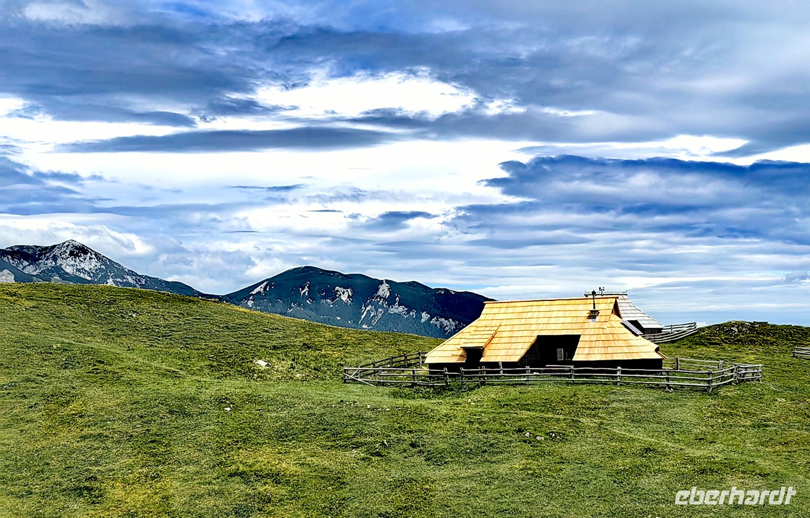 Frisch gedecktes Dach einer Sennerhütte auf der Velika Planina