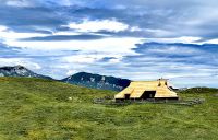 Frisch gedecktes Dach einer Sennerhütte auf der Velika Planina