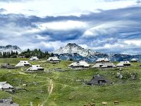 Velika Planina und dahinter die Gipfel der Steiner Alpen