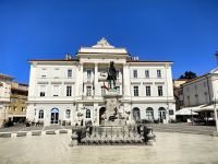 Das Rathaus von Piran mit der Statue von Tartini davor