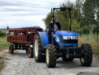 Matejo Kralj holt uns mit dem Traktor ab