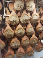 Prsut ist eine Karstspezialität und der Borawind trocknet diesen hervorragenden Schinken