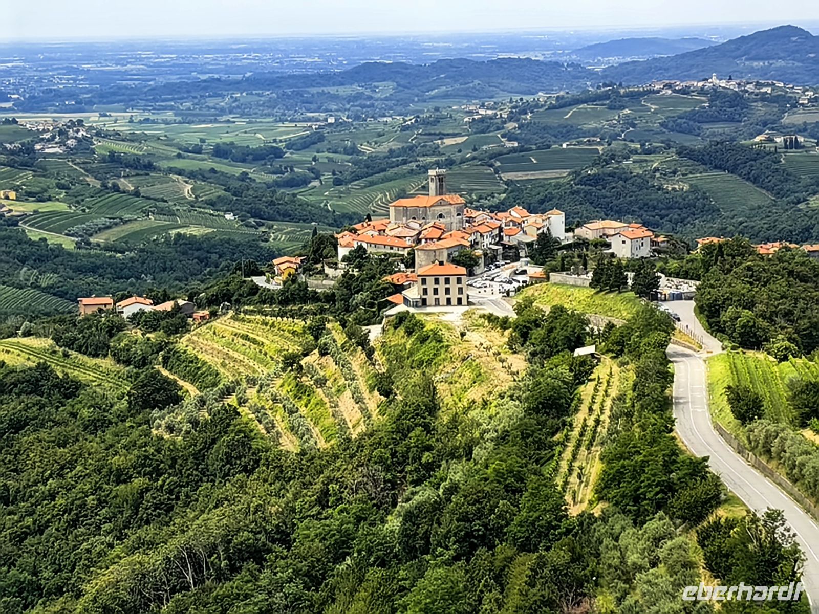 Smartno, wie ein Adlernest thront das mittelalterliche Örtchen auf einem Hügel