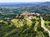 Smartno, wie ein Adlernest thront das mittelalterliche Örtchen auf einem Hügel