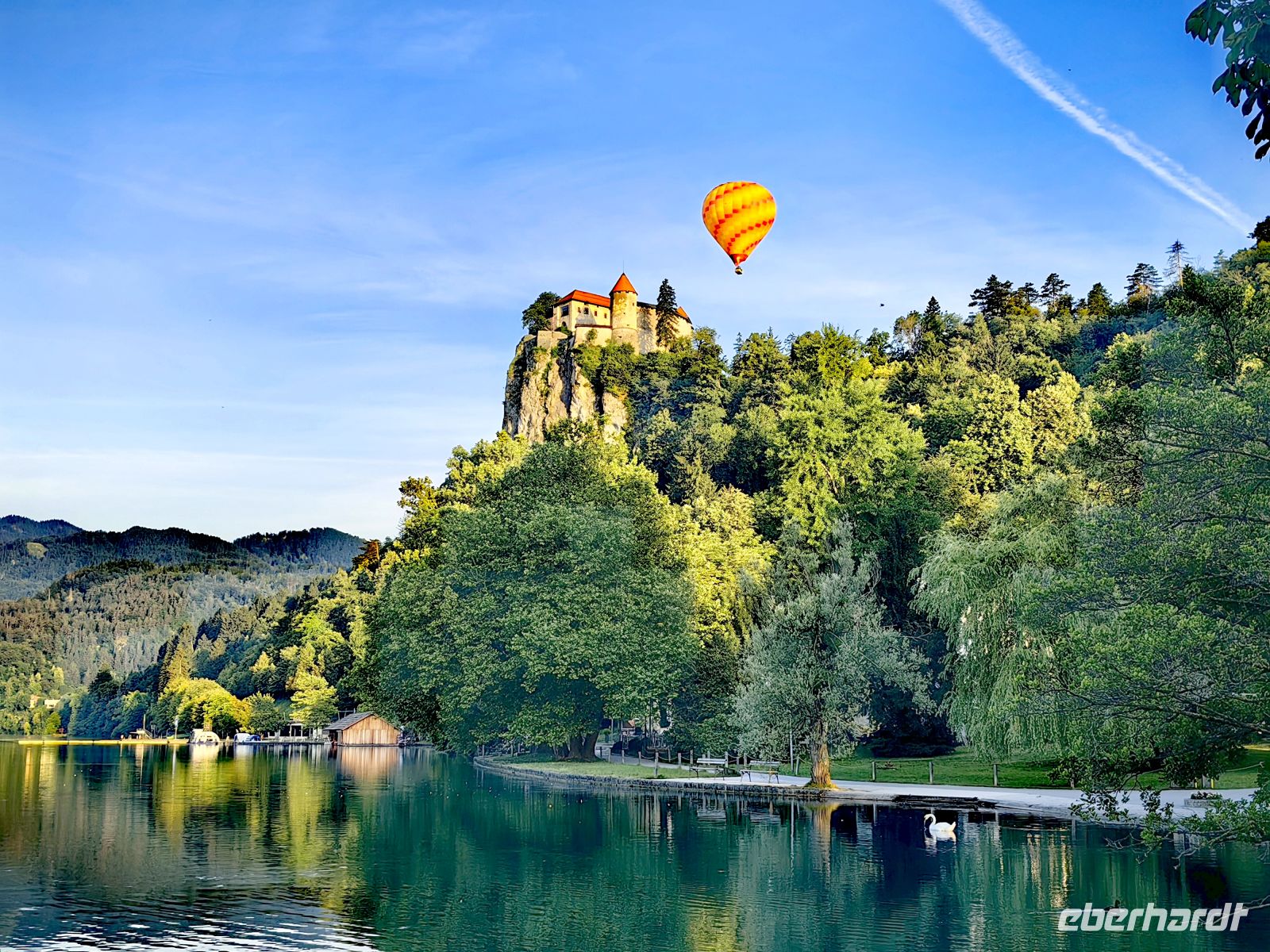 Ein Ballon steigt über der Bleder Burg auf