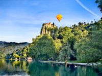 Ein Ballon steigt über der Bleder Burg auf