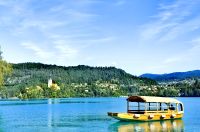 Pletnaboot vor der Marieninsel im Bleder See &ndash; &copy; Simone Willner (Eberhardt TRAVEL)