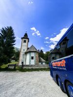 Unser Bus an der Kirche am Bohinjsee &ndash; &copy; Simone Willner (Eberhardt TRAVEL)