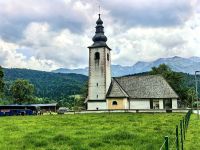 Unser Bus an der Sankt Paul Kirche im Bohinjtal &ndash; &copy; Simone Willner (Eberhardt TRAVEL)