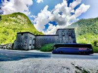 Unser Bus an der Festung Kluze &ndash; &copy; Simone Willner (Eberhardt TRAVEL)