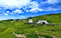 Preskarjeva Baita, die traditionellen Hütten auf der Velika Planina &ndash; &copy; Simone Willner (Eberhardt TRAVEL)