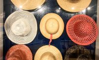 Diverse Strohhutmodelle in Domzale &ndash; &copy; Simone Willner (Eberhardt TRAVEL)